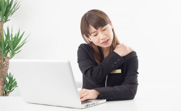 デスクワーカー必見!肩こりの予防に肩へ負担をかけない椅子の選び方