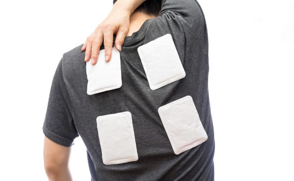 カイロで肩こりを解消したいなら、貼るべき場所は首の後ろか肩周り
