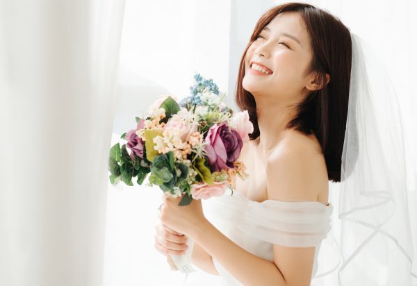 ドレスを着て満面の笑みを浮かべる花嫁