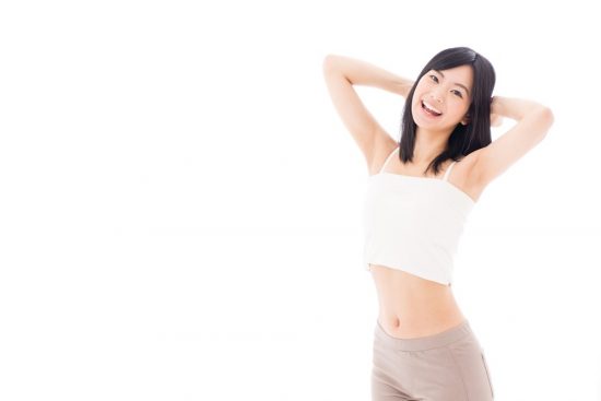 頭の後ろで両手を組むポーズ