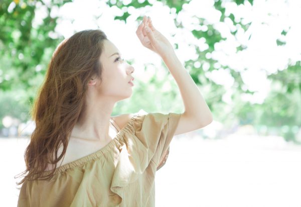 オフショルダーを着る女性