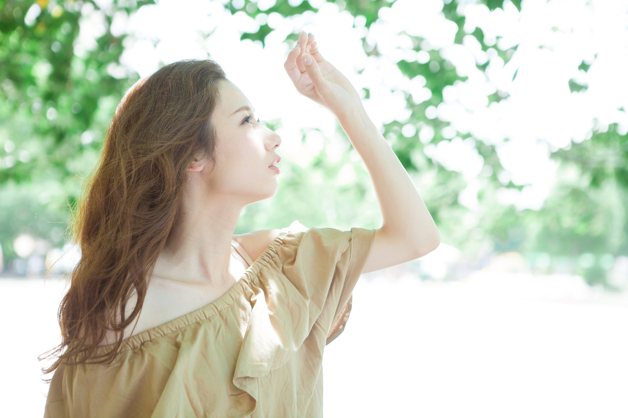 オフショルダーを着る女性