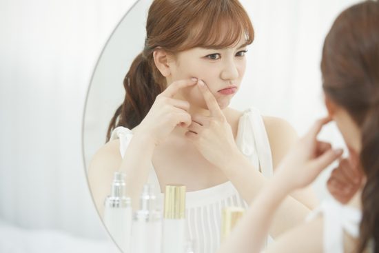 肌を気にしている女性