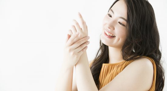 手をマッサージする女性