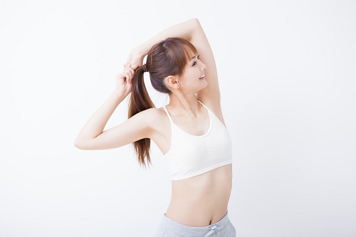 ストレッチをする女性