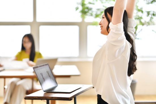 ストレッチをする女性
