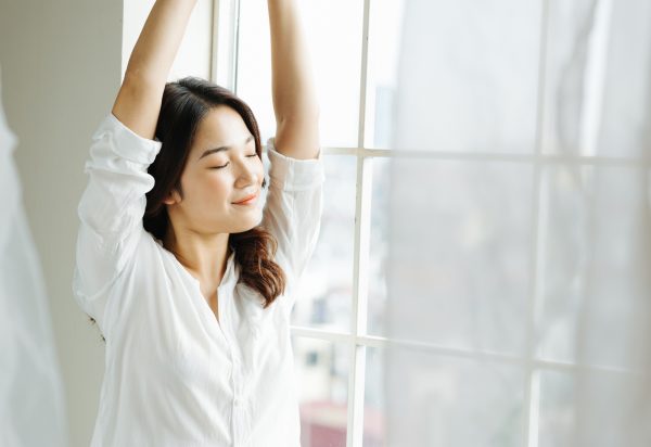 ストレッチをしている女性