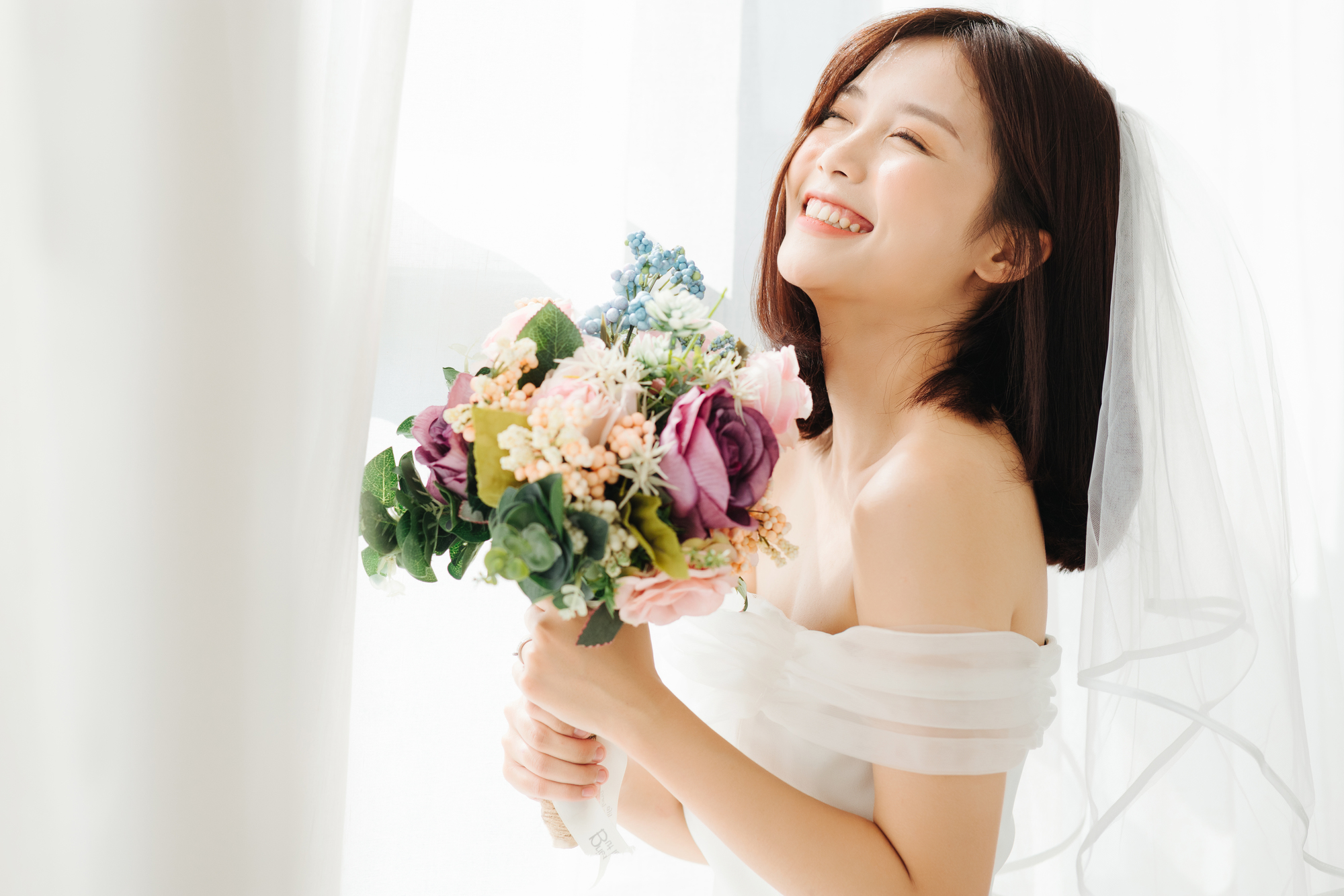 ウェディングドレスを着て笑顔の女性