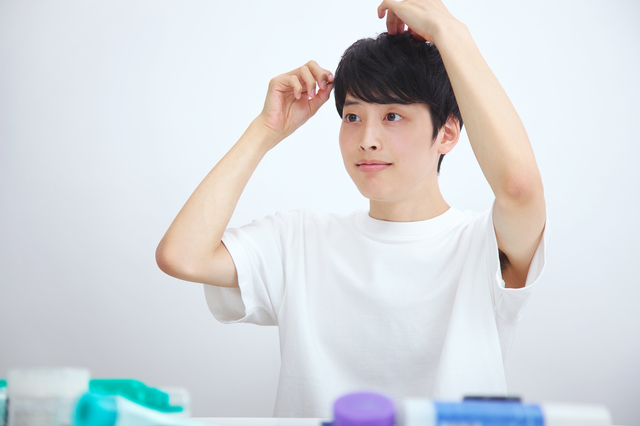 髪をセットする男性