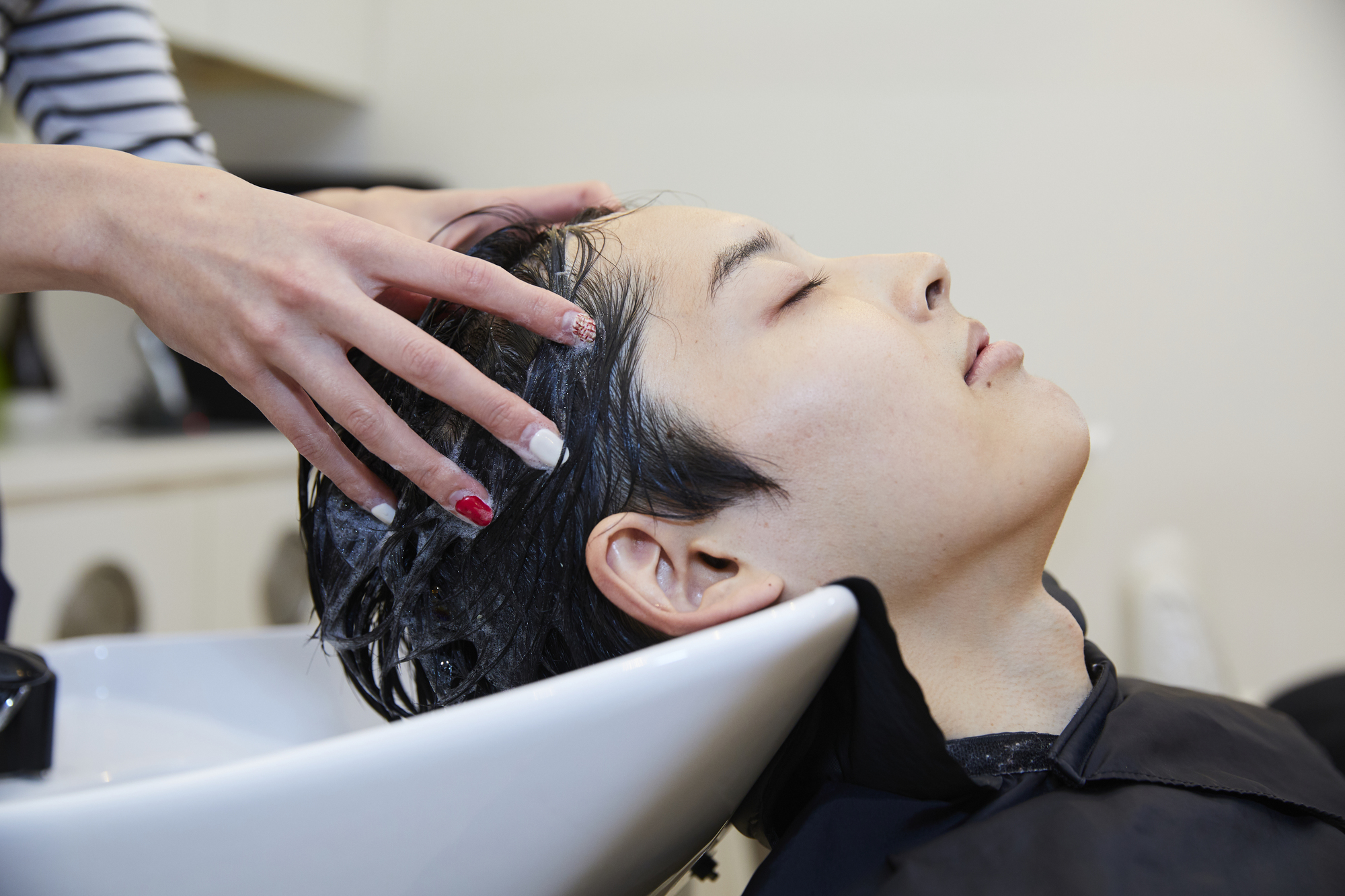 ヘッドスパを受けて気持ち良さそうな表情の男性