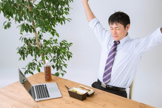 スーツ姿の男性