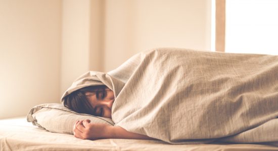 ぐっすり熟睡する女性
