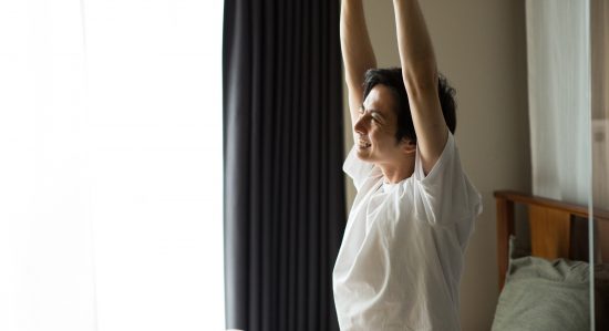 寝起きにストレッチをする男性
