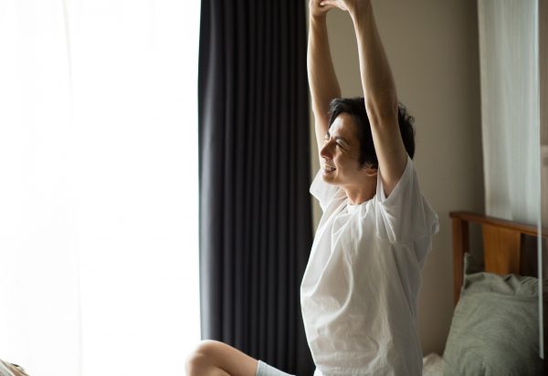寝起きにストレッチをする男性