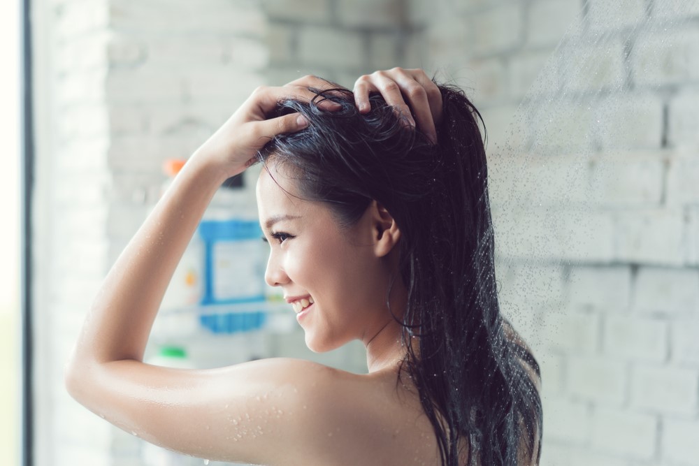 頭をマッサージする女性