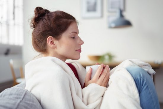 リラックスした表情の女性