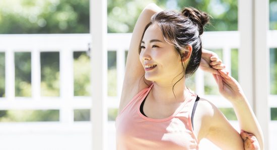 ストレッチで疲れを取る女性