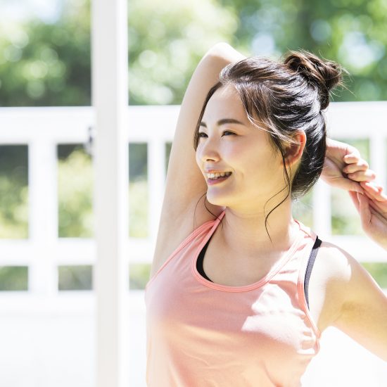 ストレッチで疲れを取る女性