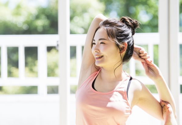 ストレッチで疲れを取る女性