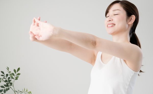 ストレッチをする女性