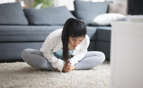 股関節のストレッチをする女性